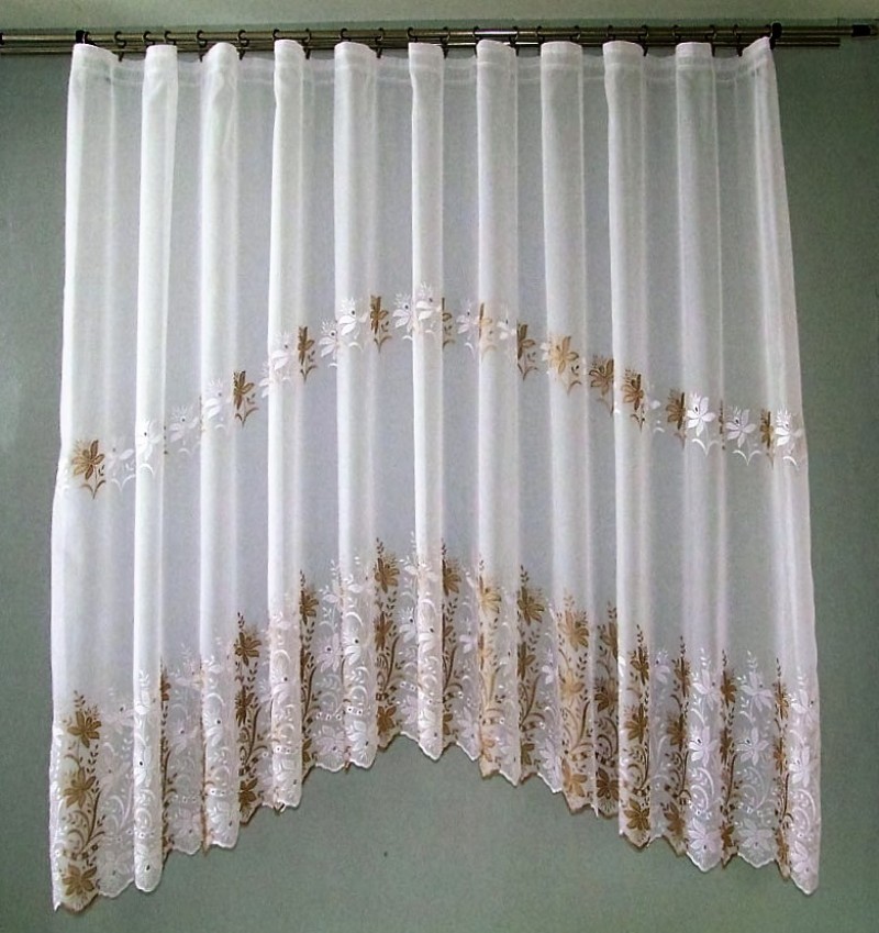 Záclona Vyšívaná bielo hnedá oblúk